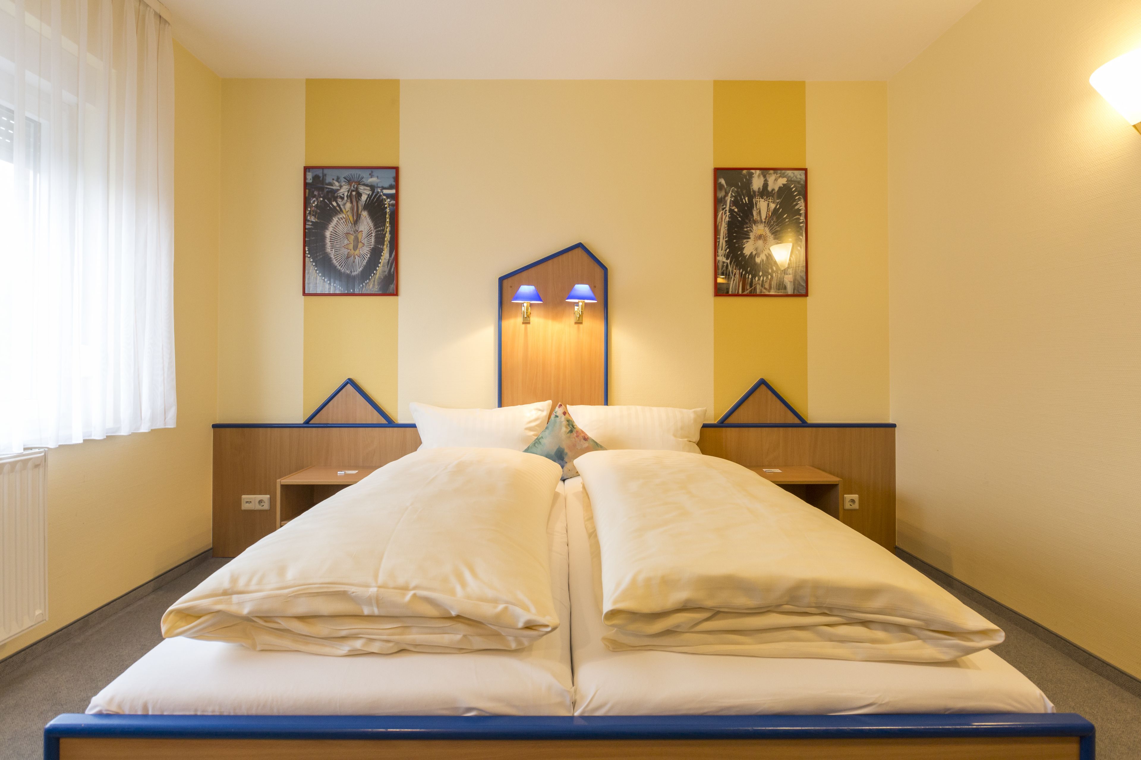 1 bedroom, premium bedding, desk, laptop workspace