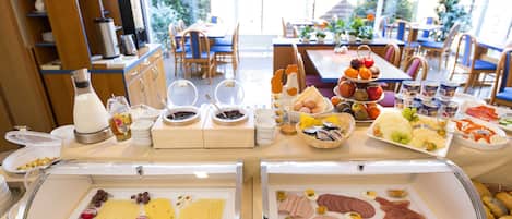 Frukostbuffé varje dag (EUR 14.9 per person)