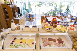 Se ofrece un desayuno bufé (14.9 EUR por persona)