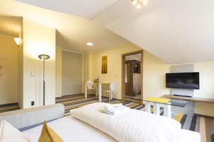 Peralatan tempat tidur premium, meja, ruang kerja komputer riba 