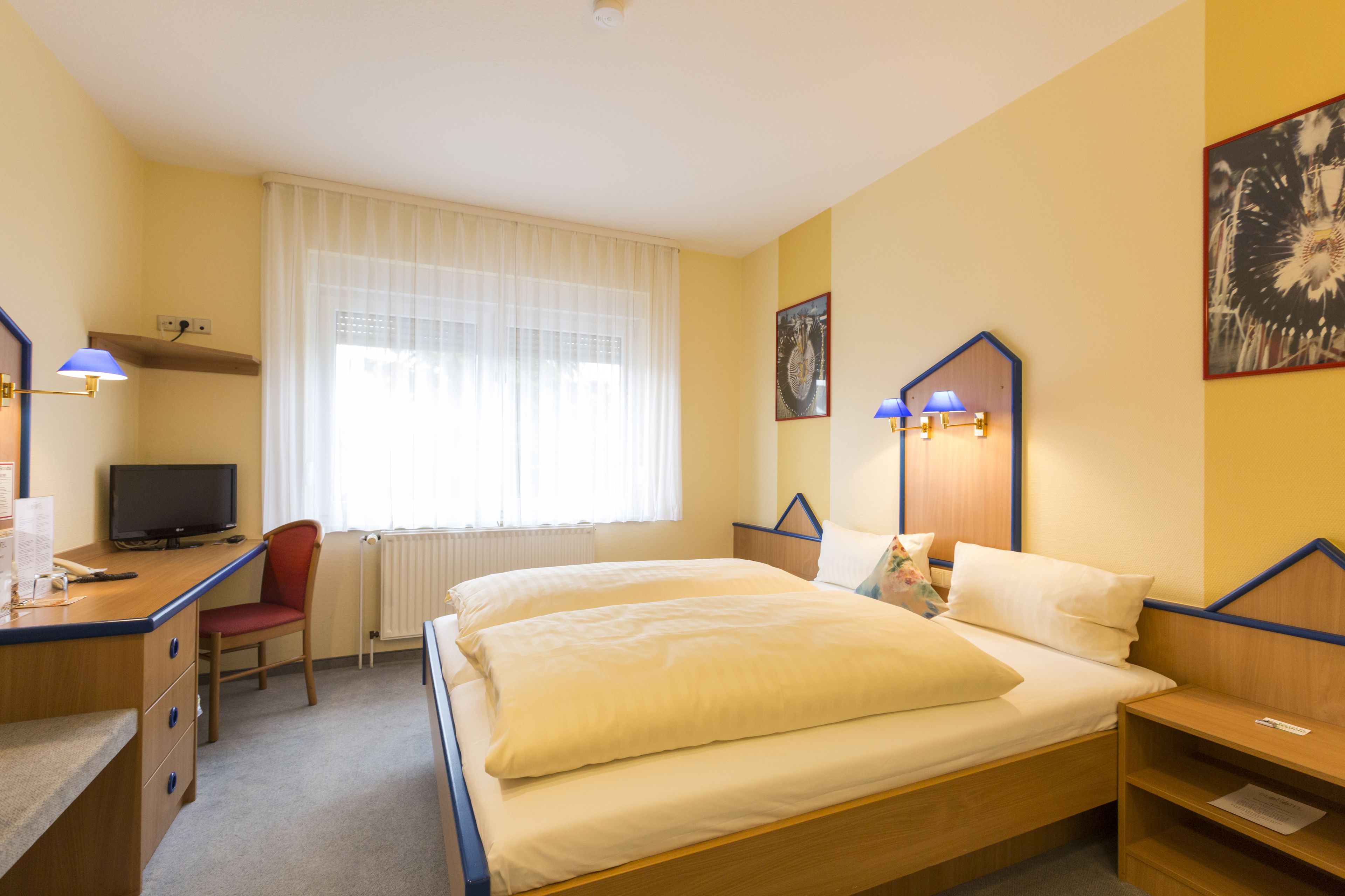 1 bedroom, premium bedding, desk, laptop workspace