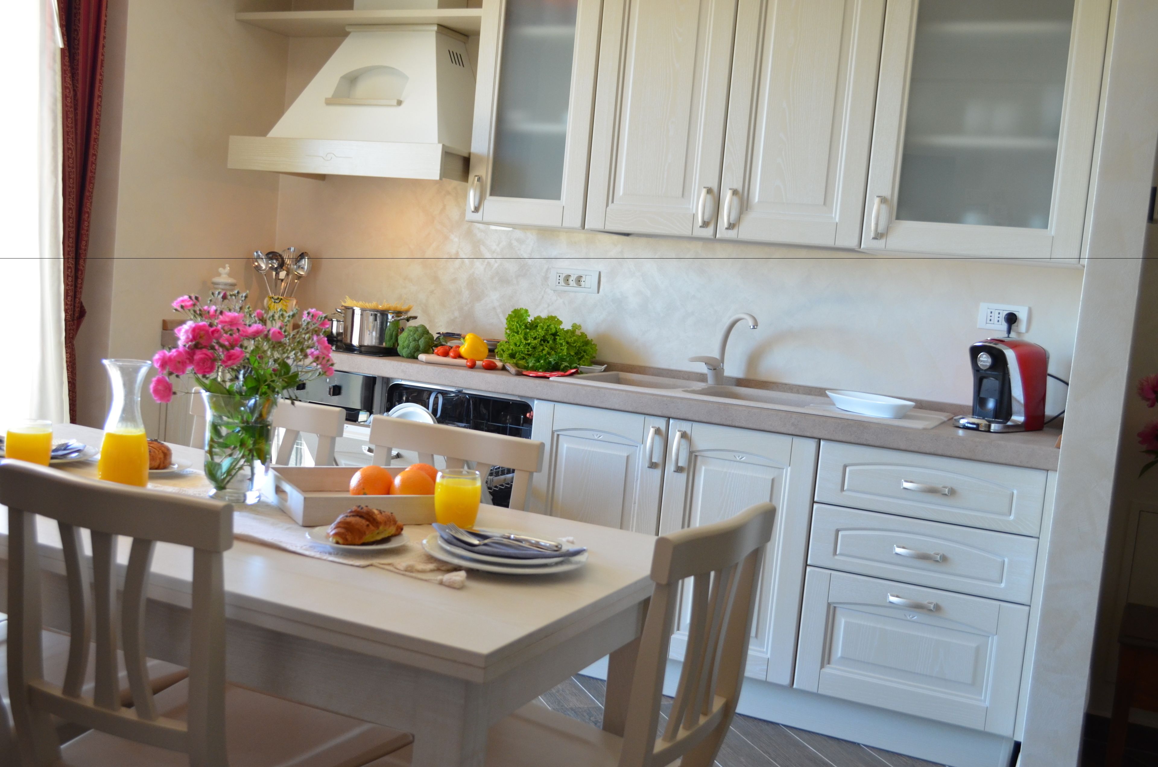 Full-sized fridge, microwave, oven, stovetop