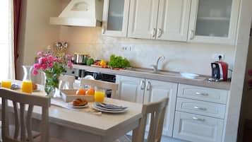 Full-sized fridge, microwave, oven, stovetop
