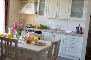 Full-sized fridge, microwave, oven, stovetop