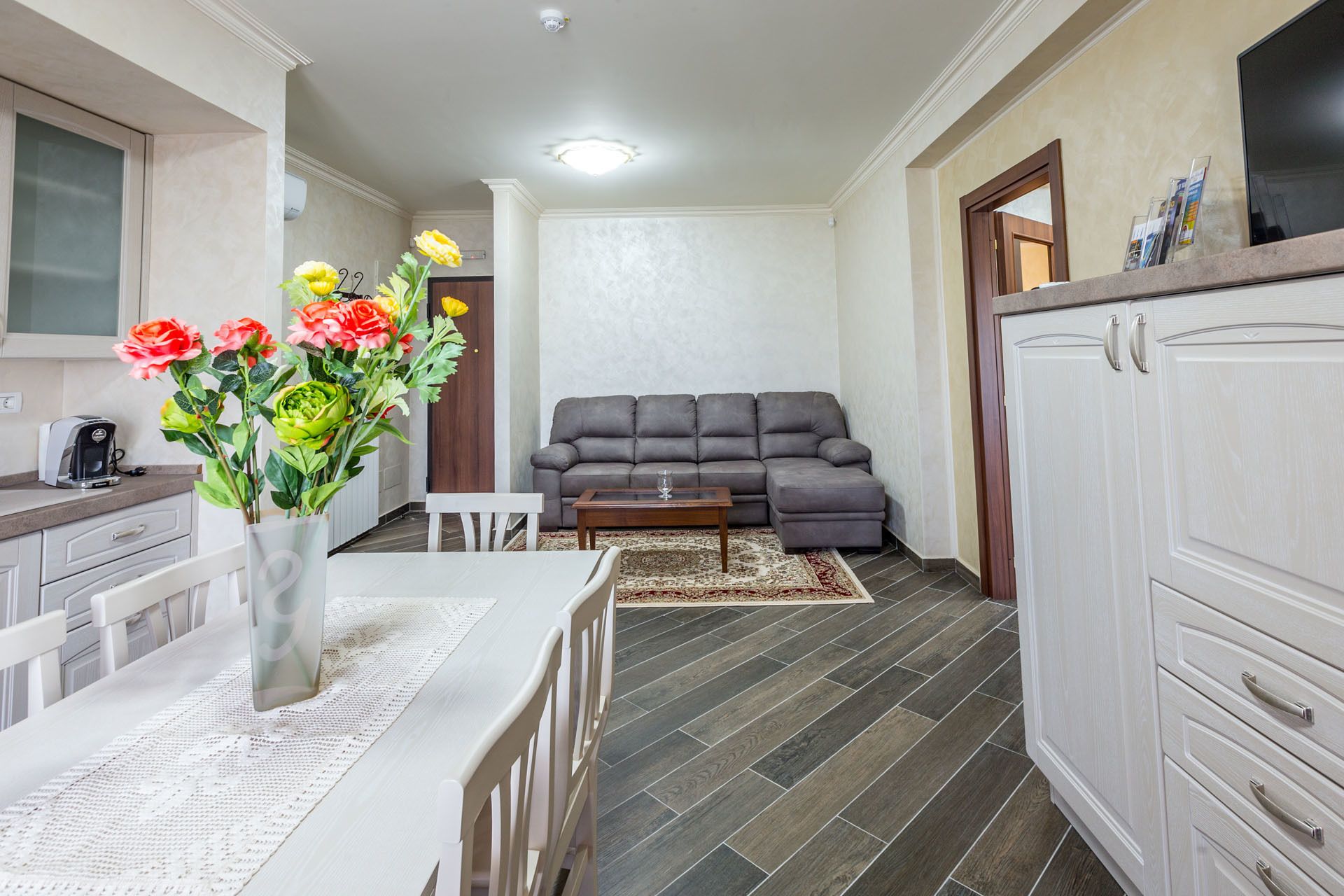 Superior Apartment, 2 Bedrooms, Partial Lake View | Interior