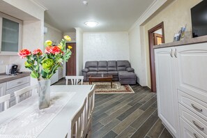 Superior Apartment, 2 Bedrooms, Partial Lake View | Interior