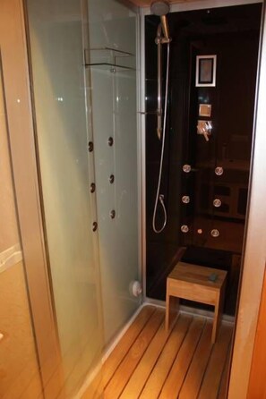 Suite, 1 Schlafzimmer | Dusche im Bad