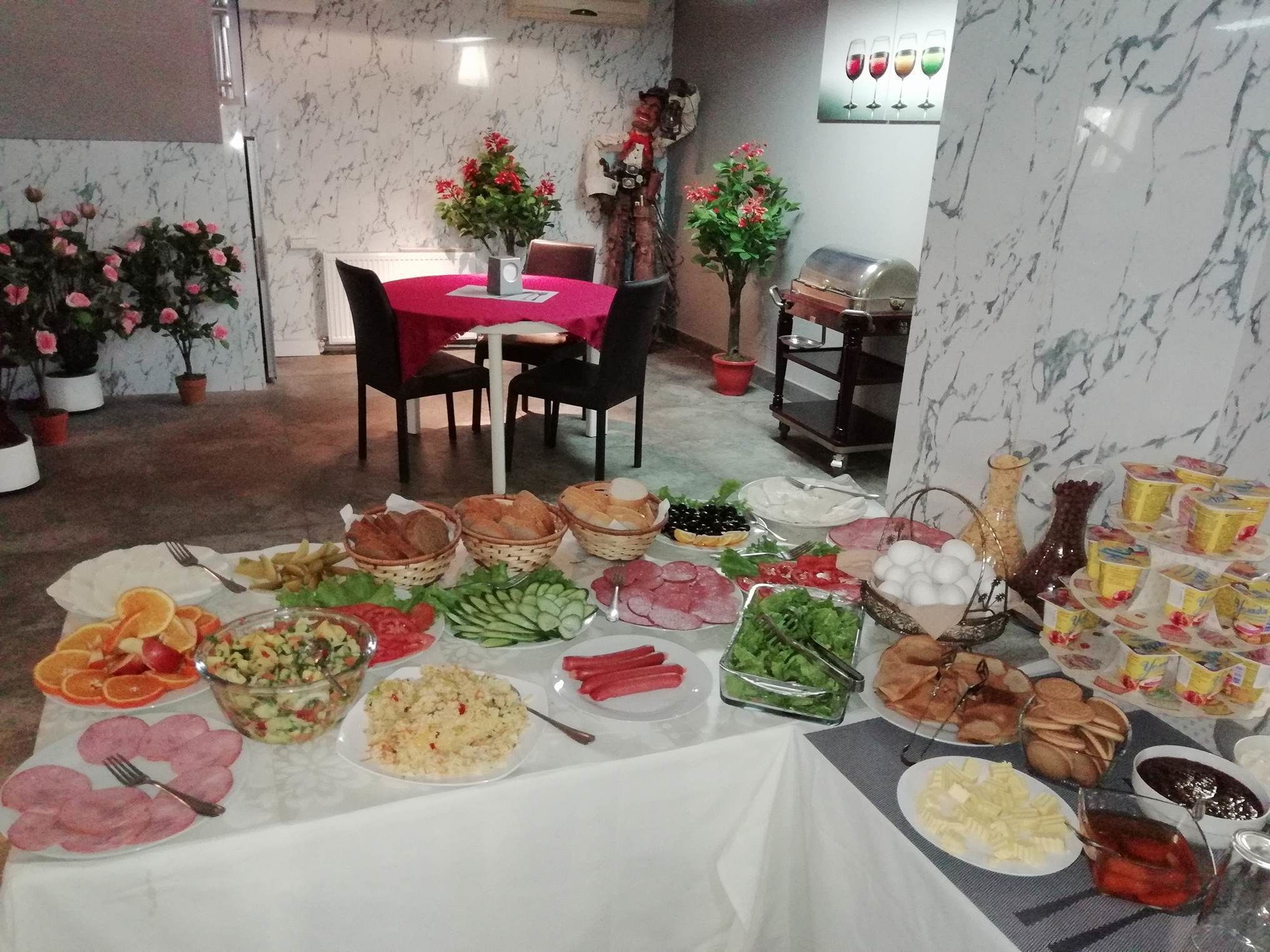 Daily continental breakfast (GEL 20 per person)