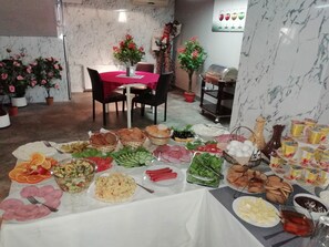 朝食 (コンチネンタル ブレックファスト)、毎日提供 (1 名様 20 GEL)