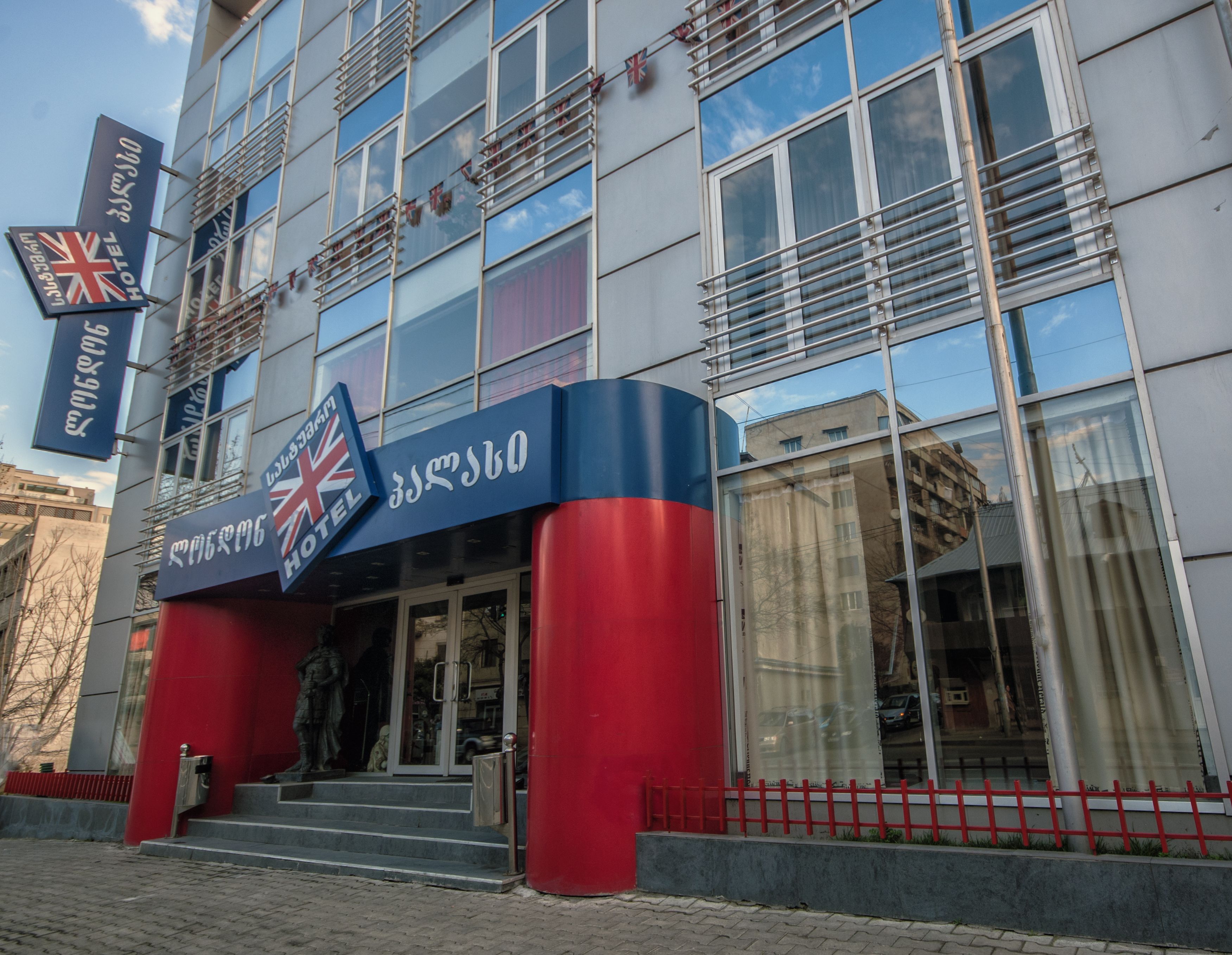 Pintu masuk properti