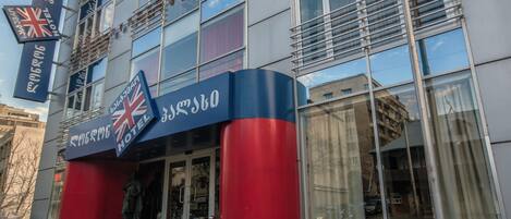 Pintu masuk properti