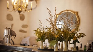A room with a chandelier, a mirror, and several vases with dried plants. - Obermühle Görlitz (Görlitz)