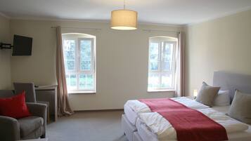 Comfort-Doppelzimmer, Badewanne | Schreibtisch, schallisolierte Zimmer, kostenlose Babybetten