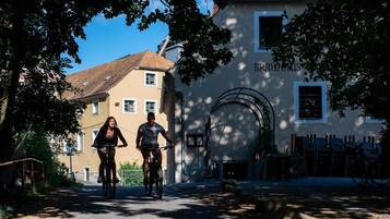 Un bâtiment avec une enseigne indiquant « BRAUHAUS » et un vélo garé devant.