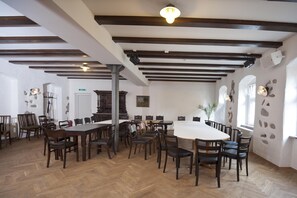 Se sirven desayunos, almuerzos y cenas; cocina regional