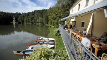 Aamiainen, lounas ja illallinen; paikallinen keittiö