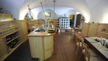 Breakfast, lunch, dinner served; Regional cuisine