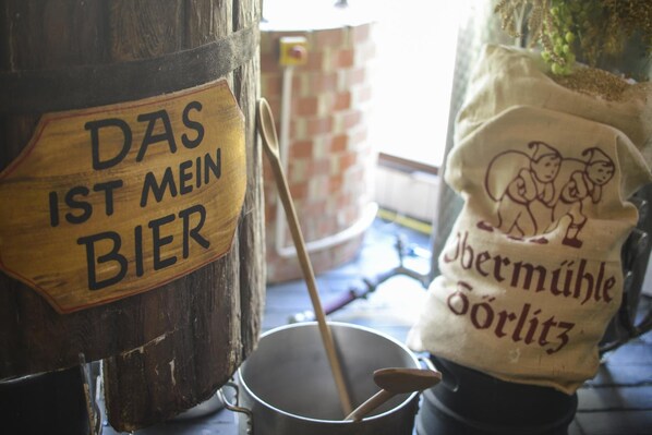 En trætønde med en etiket, hvor der står "DAS IST MEIN BIER", og en stofpose med teksten "Obermühle Görlitz".