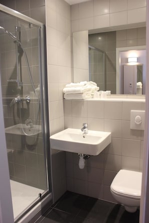 Douche, serviettes fournies