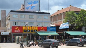 Un hotel con un cartel que indica que es el Hotel Victoria.