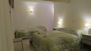 Standard Triple Room | In-room safe, desk, free cribs/infant beds - Hotel Victoria (Pinamar)
