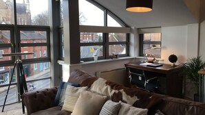Luxe penthouse, 2 slaapkamers, 2 badkamers, uitzicht op de stad | Woonruimte | Flatscreentelevisie