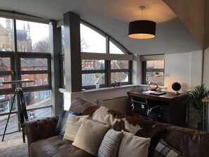 Penthouse de lujo, 2 habitaciones, 2 baños, vista a la ciudad | Área de sala de estar | Televisión de pantalla plana 