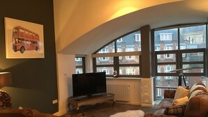 Luxe penthouse, 2 slaapkamers, 2 badkamers, uitzicht op de stad | 1 slaapkamer, luxe beddengoed, een kluis op de kamer, een bureau