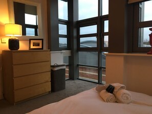 Penthouse Luxe, 2 chambres, 2 salles de bains, vue ville | 1 chambre, literie de qualité supérieure
