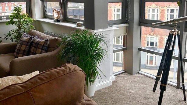 Luxe penthouse, 2 slaapkamers, 2 badkamers, uitzicht op de stad | Woonruimte | Flatscreentelevisie