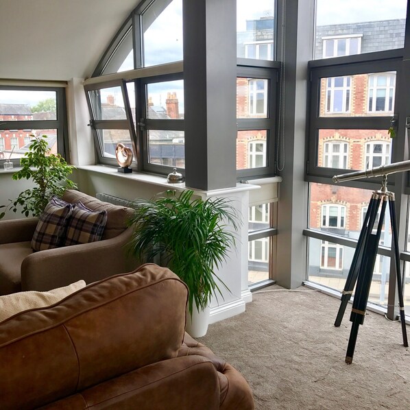 Penthouse de lujo, 2 habitaciones, 2 baños, vista a la ciudad | Área de sala de estar | Televisión de pantalla plana 