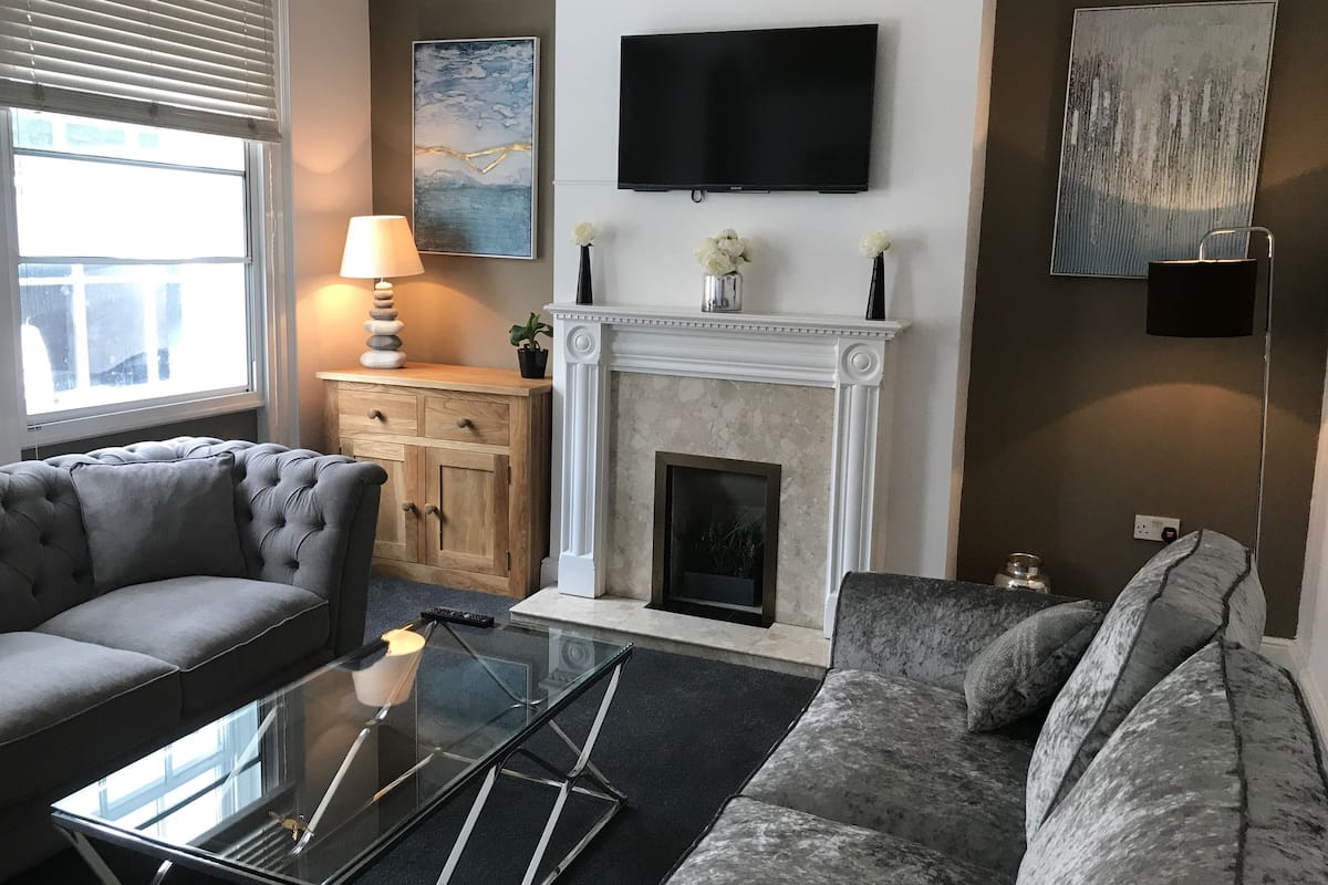Exclusive Apartment, 1 King Bed with Sofa bed, Kitchen | Living area