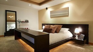 Luxe appartement, 1 slaapkamer | 1 slaapkamer, luxe beddengoed, een kluis op de kamer, een bureau