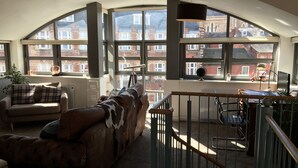 Luxe penthouse, 2 slaapkamers, 2 badkamers, uitzicht op de stad | Woonkamer | Flatscreentelevisie