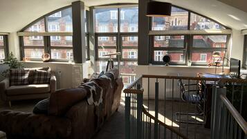 Luksuskattohuoneisto, 2 makuuhuonetta, 2 kylpyhuonetta, kaupunkinäköala | Olohuone | Taulutelevisio