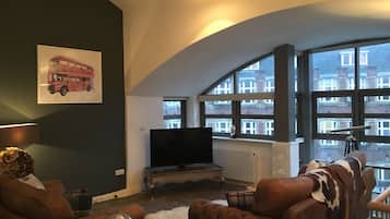 Ático de lujo, 2 habitaciones, 2 baños, vistas a la ciudad | 1 dormitorio, ropa de cama de alta calidad, caja fuerte y escritorio