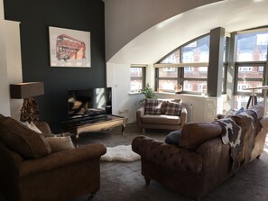 奢華頂層客房, 2 間臥室, 2 間浴室, 城市景 | 客廳 | 平面電視