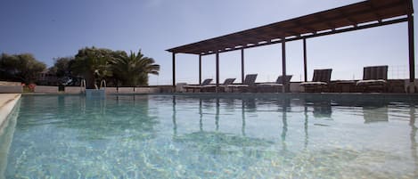 Alberca al aire libre por temporada y camastros