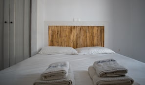 Free cots/infant beds, free WiFi, bed sheets - Aeraki Studios & Apartments (Naxos)