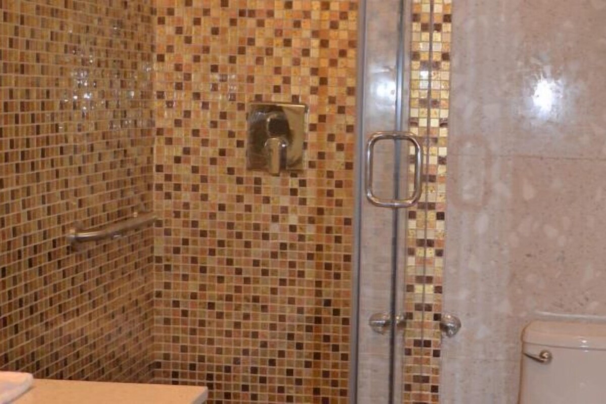 Articles de toilette gratuits, sèche-cheveux, peignoirs, chaussons