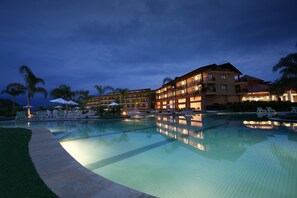 Outdoor pool, pool umbrellas, sun loungers - Promenade Angra (Angra dos Reis)