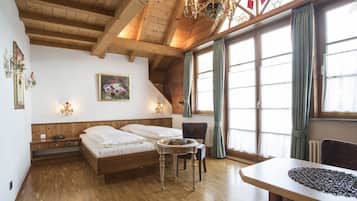 Seprai premium, minibar, meja kerja, dan Wi-Fi gratis