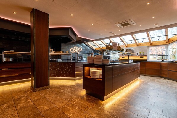 بوفيه فطور يوميًا بتكلفة قدرها (10.00 EUR للشخص)