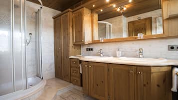 Perlengkapan mandi gratis, pengering rambut,  dan handuk