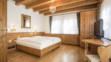 Hochwertige Bettwaren, Minibar, Schreibtisch, kostenloses WLAN