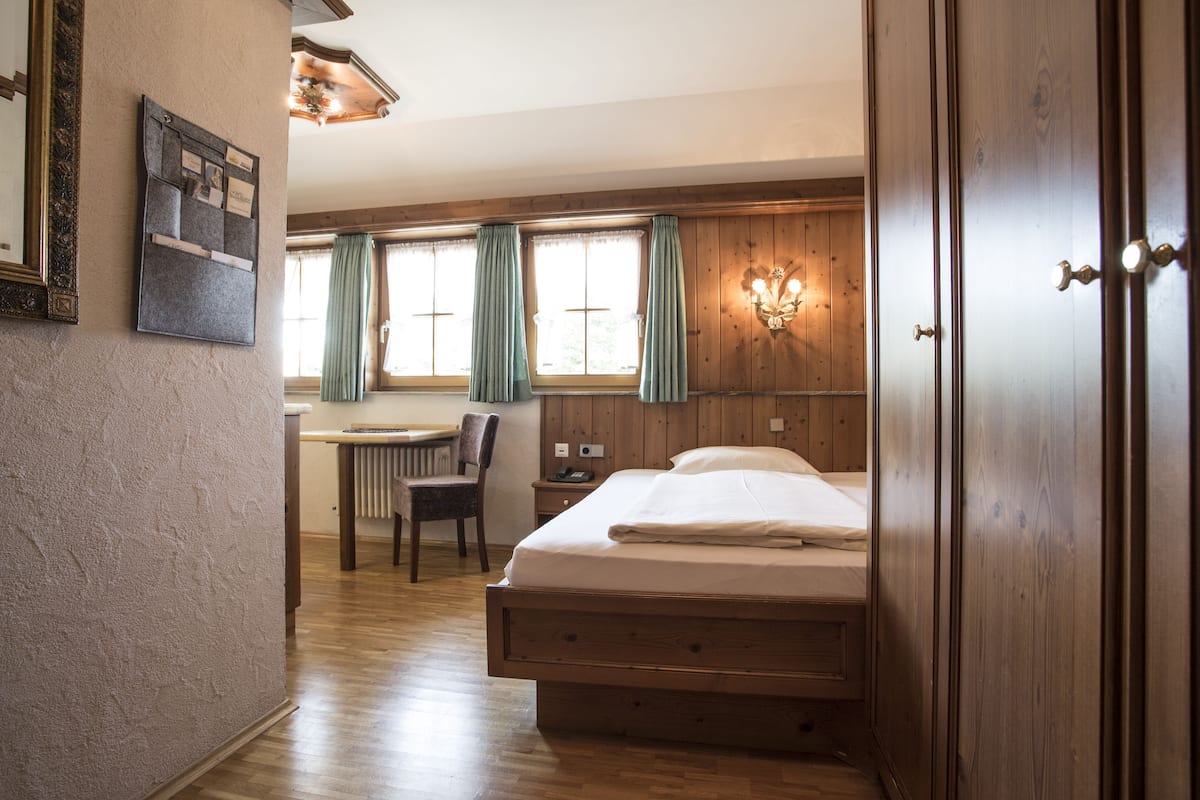 classic room | premium bedding, minibar, desk, free wifi