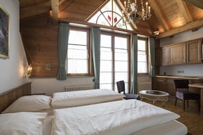 Quarto conforto | Roupas de cama premium, frigobar, escrivaninha, Wi-Fi de cortesia