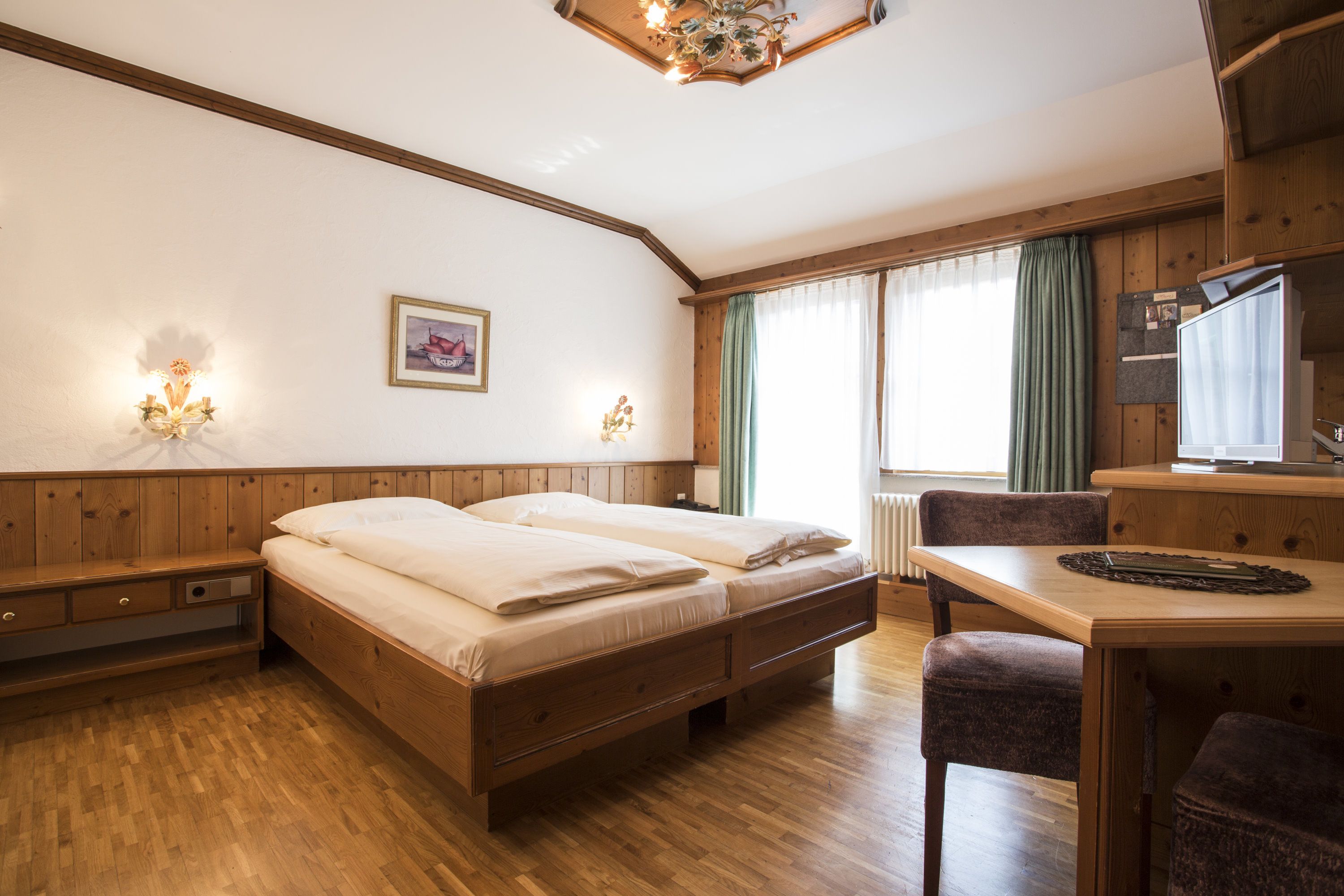 premium bedding, minibar, desk, free wifi