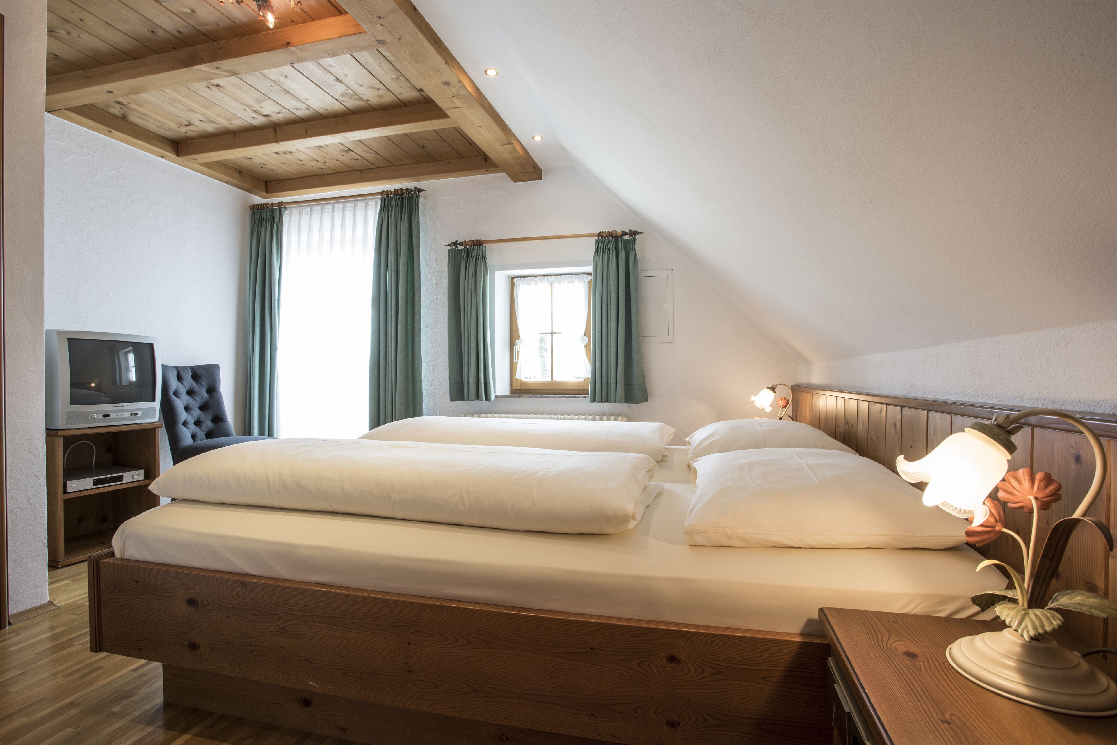 comfort room d | premium bedding, minibar, desk, free wifi