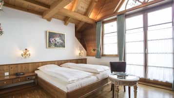 Comfort Zimmer B | Hochwertige Bettwaren, Minibar, Schreibtisch, kostenloses WLAN